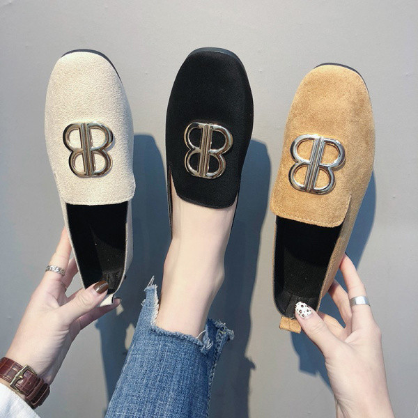 Velúr női alkalmi cipő lapos talppal és csattal