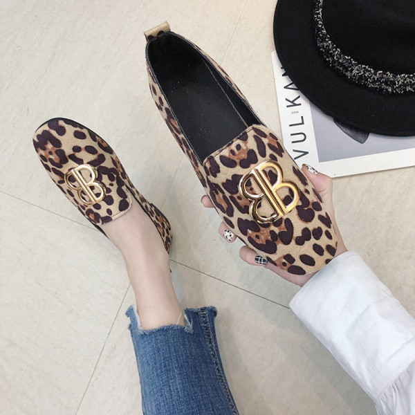 Velúr női alkalmi cipő lapos talppal és csattal