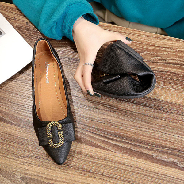 Eko bőrből készült női cipő, lapos talppal, fém elemmel