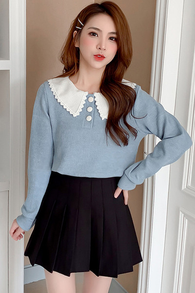 Šiuolaikinė moteriška palaidinė su ovalia iškirpte ir sagomis