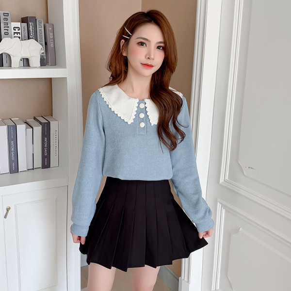 Šiuolaikinė moteriška palaidinė su ovalia iškirpte ir sagomis