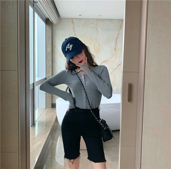 Bluză de damă moale, cu decolteu oval și nasturi