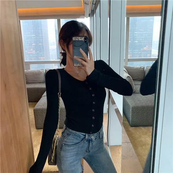 Bluză de damă moale, cu decolteu oval și nasturi