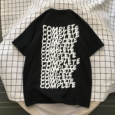 Alkalmi férfi póló ovális nyakkivágással és feliratokkal