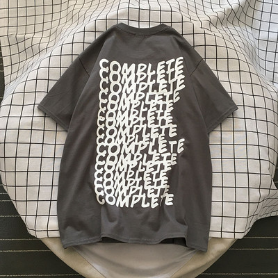 Alkalmi férfi póló ovális nyakkivágással és feliratokkal