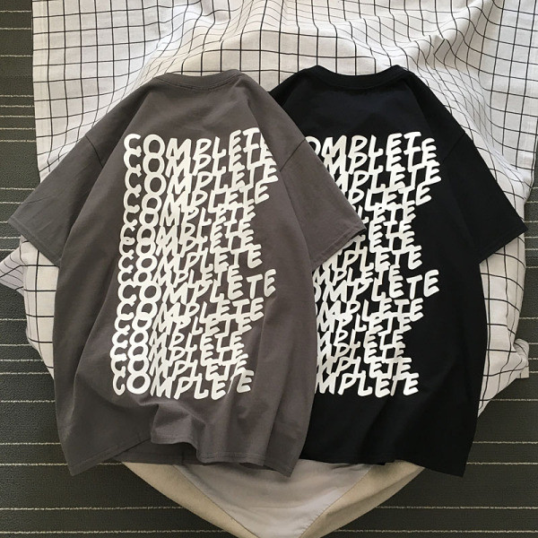 Alkalmi férfi póló ovális nyakkivágással és feliratokkal