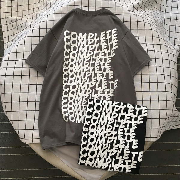 Alkalmi férfi póló ovális nyakkivágással és feliratokkal