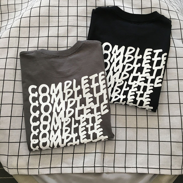 Alkalmi férfi póló ovális nyakkivágással és feliratokkal