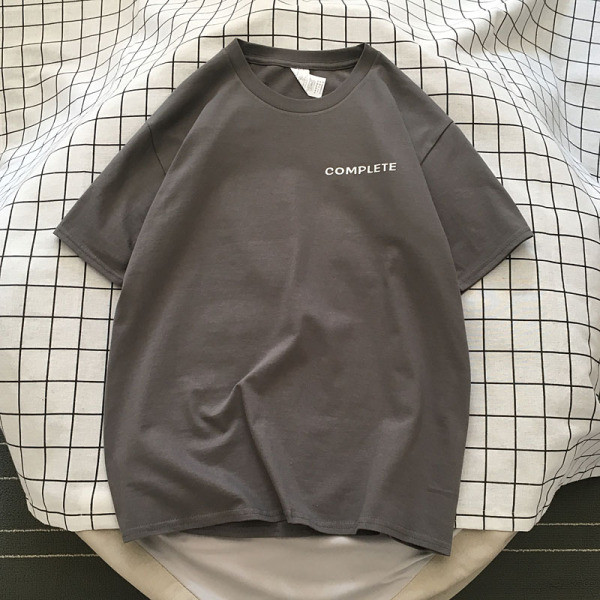 Alkalmi férfi póló ovális nyakkivágással és feliratokkal