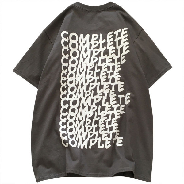 Alkalmi férfi póló ovális nyakkivágással és feliratokkal