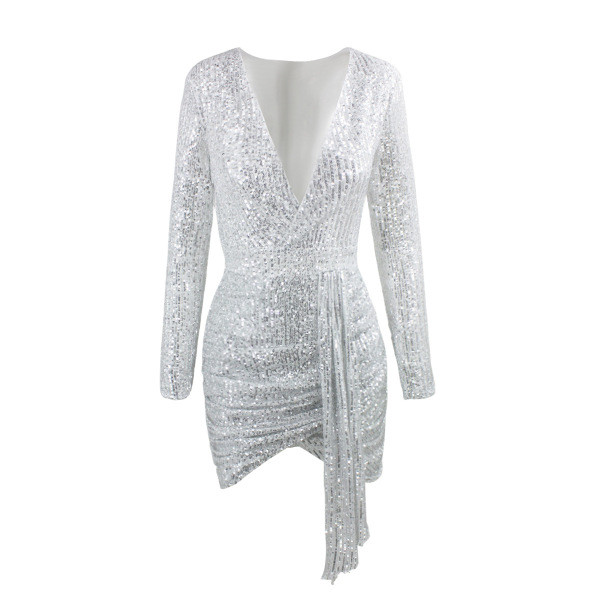 Rochie elegantă de damă, scurtă, argintie, cu decolteu adânc și mâneci lungi