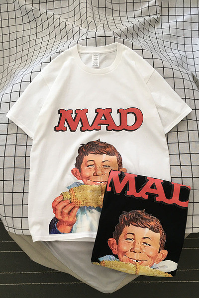 Moodne meeste T-särk ovaalse kaelusega, lühikeste varrukatega ja värvitrükiga