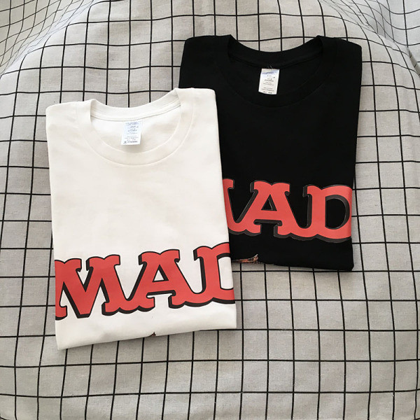 Moodne meeste T-särk ovaalse kaelusega, lühikeste varrukatega ja värvitrükiga