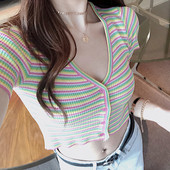 Rövid női csíkos blúz spitz nyakkivágással és gombokkal