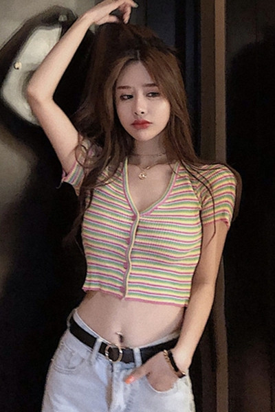 Rövid női csíkos blúz spitz nyakkivágással és gombokkal