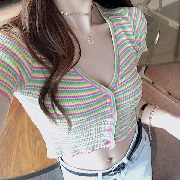 Rövid női csíkos blúz spitz nyakkivágással és gombokkal