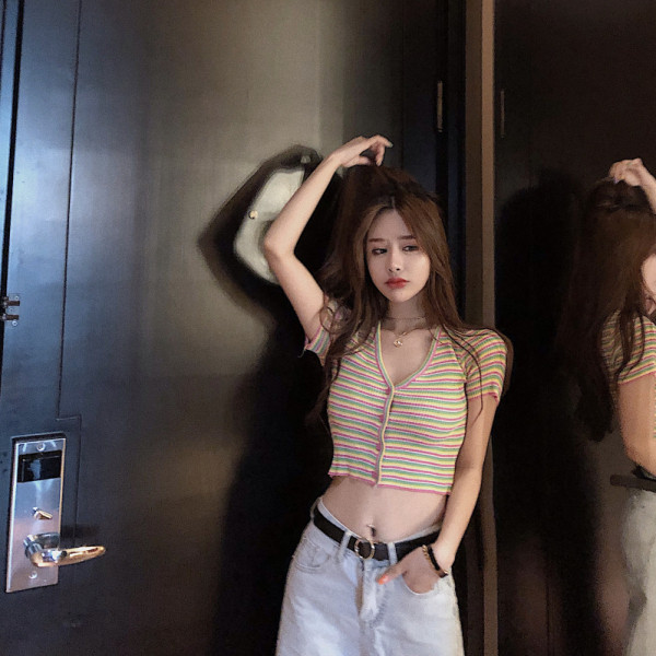 Rövid női csíkos blúz spitz nyakkivágással és gombokkal