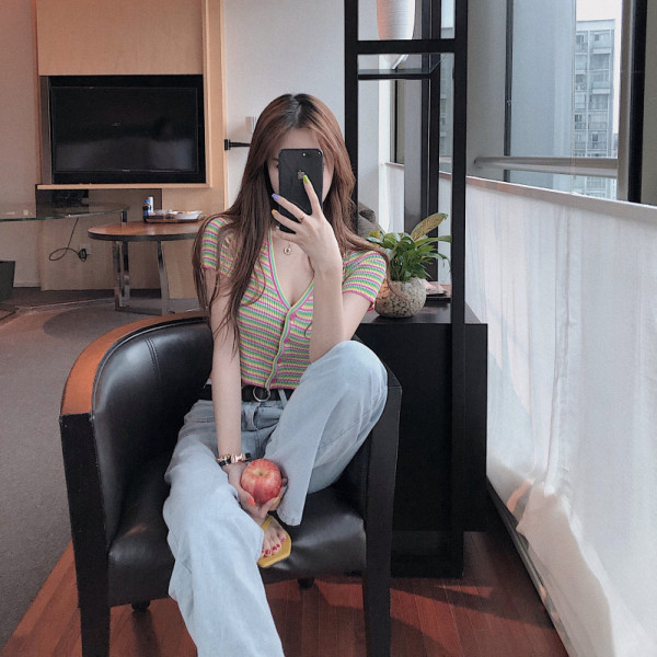 Rövid női csíkos blúz spitz nyakkivágással és gombokkal