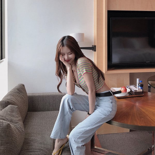 Rövid női csíkos blúz spitz nyakkivágással és gombokkal