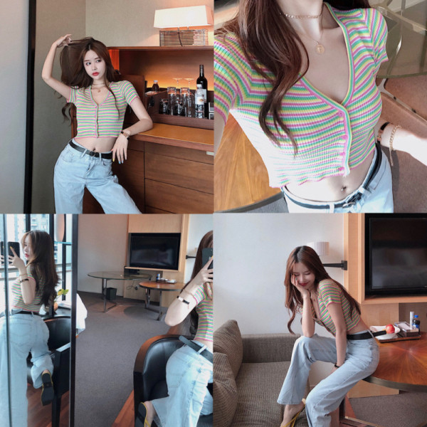 Rövid női csíkos blúz spitz nyakkivágással és gombokkal