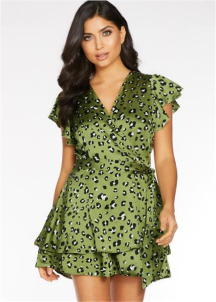 Moderni moteriška trumpa suknelė trumpomis rankovėmis ir špico iškirpte