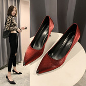 Modernūs moteriški batai plonais kulnais ir blizgančiu efektu