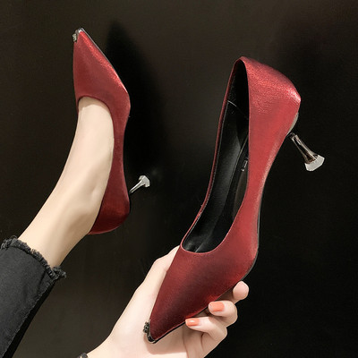 Modernūs moteriški batai plonais kulnais ir blizgančiu efektu