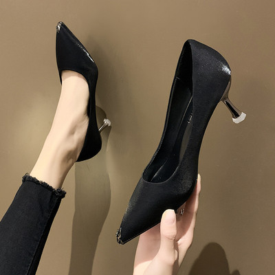 Modernūs moteriški batai plonais kulnais ir blizgančiu efektu