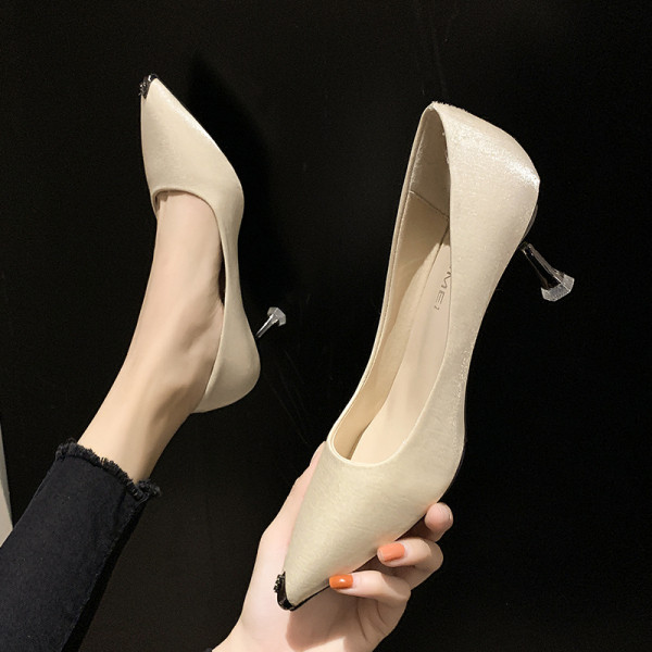 Modernūs moteriški batai plonais kulnais ir blizgančiu efektu