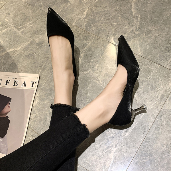 Modernūs moteriški batai plonais kulnais ir blizgančiu efektu