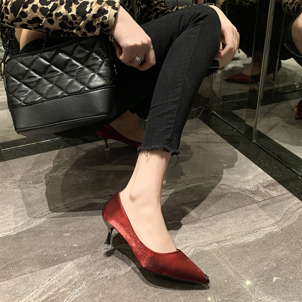 Modernūs moteriški batai plonais kulnais ir blizgančiu efektu