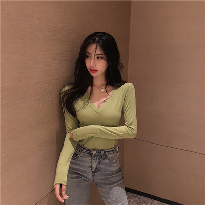 Testhezálló női blúz spitz nyakkivágással - sima modell