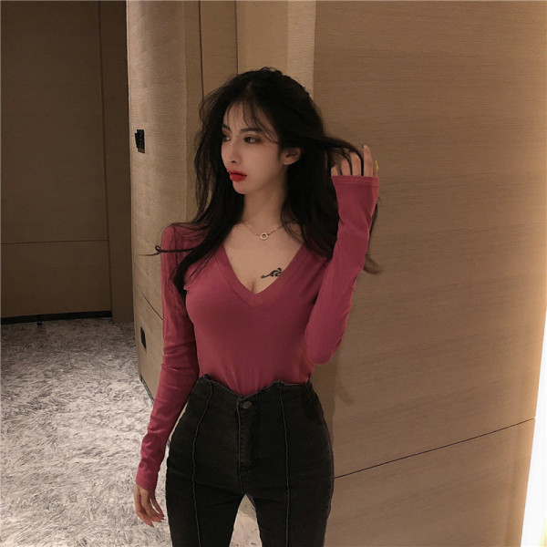 Testhezálló női blúz spitz nyakkivágással - sima modell