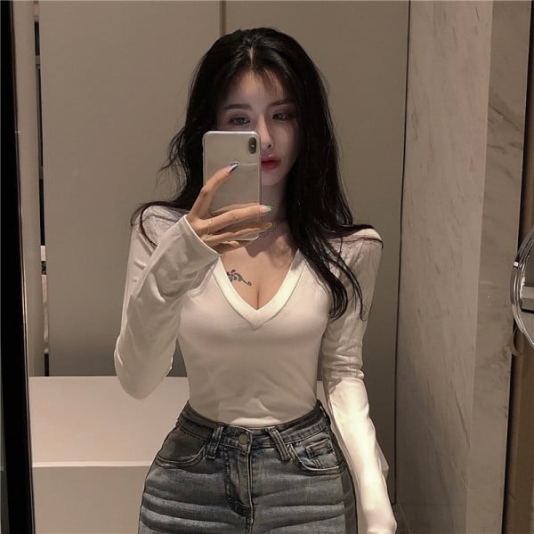 Testhezálló női blúz spitz nyakkivágással - sima modell