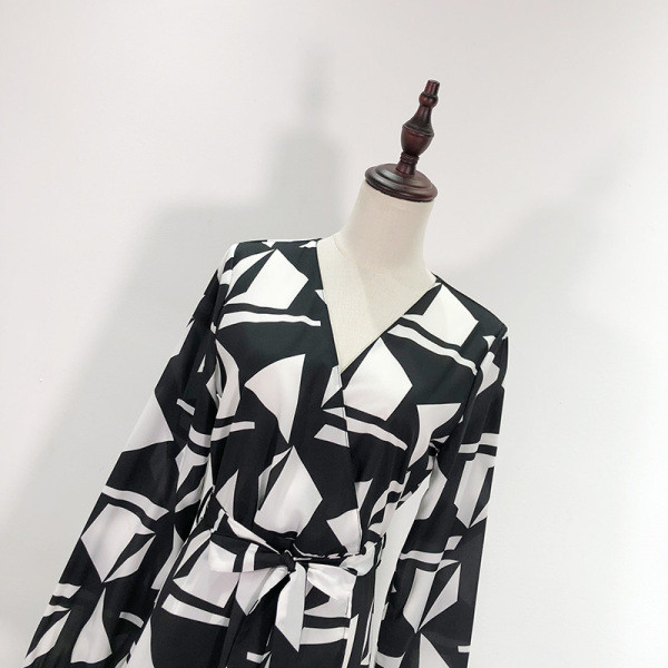 Új modell női ruha V-nyakkal és övvel