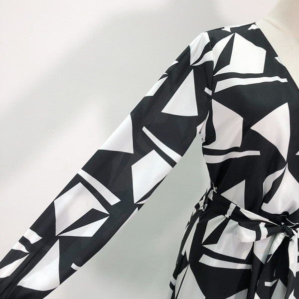 Új modell női ruha V-nyakkal és övvel