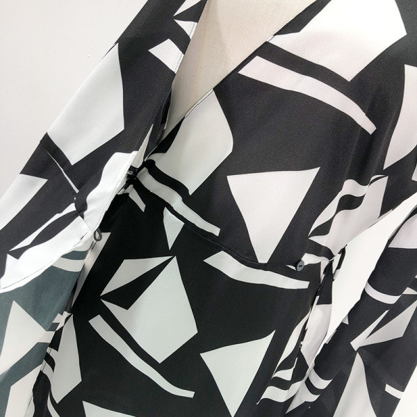 Új modell női ruha V-nyakkal és övvel