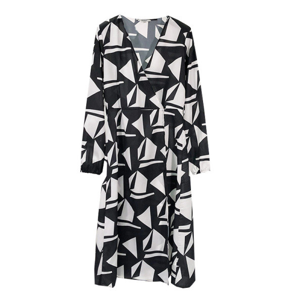 Új modell női ruha V-nyakkal és övvel