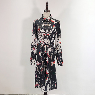 Sieviešu pavasara kleita ar pogām un saitēm