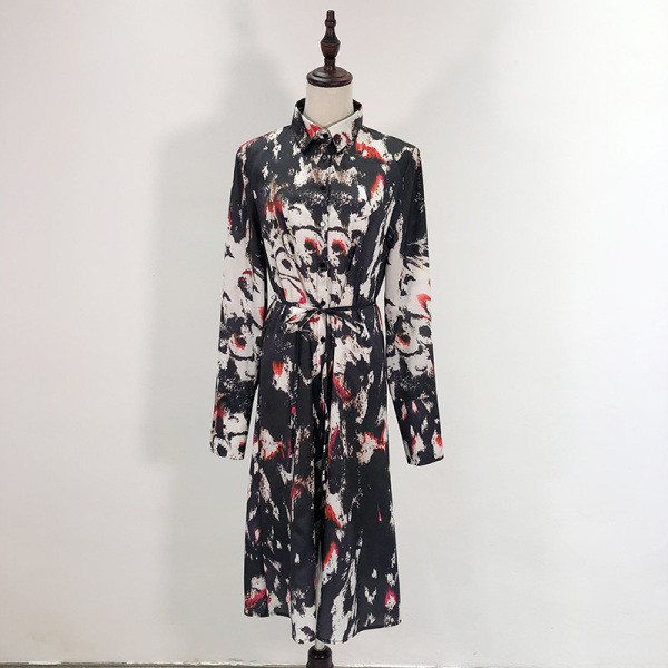 Sieviešu pavasara kleita ar pogām un saitēm