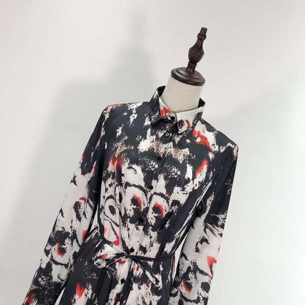 Sieviešu pavasara kleita ar pogām un saitēm