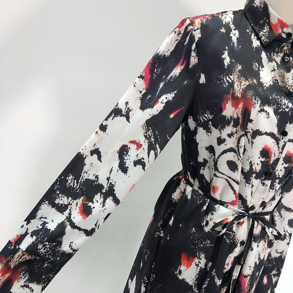 Sieviešu pavasara kleita ar pogām un saitēm