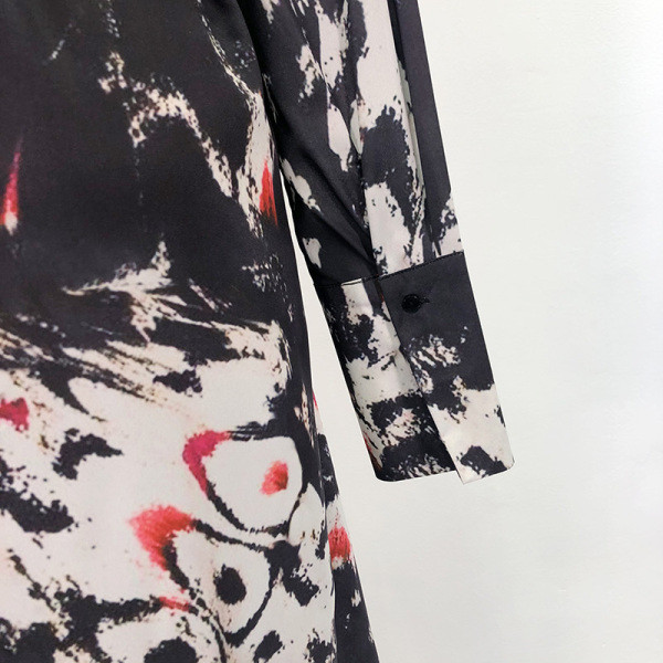 Sieviešu pavasara kleita ar pogām un saitēm