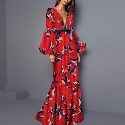 Rochie roșie lungă de damă modernă, cu mâneci lungi și decolteu adânc