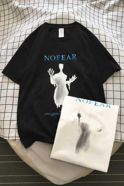 Proljetna muška majica s ovalnim izrezom, kratkim rukavima i aplikacijom