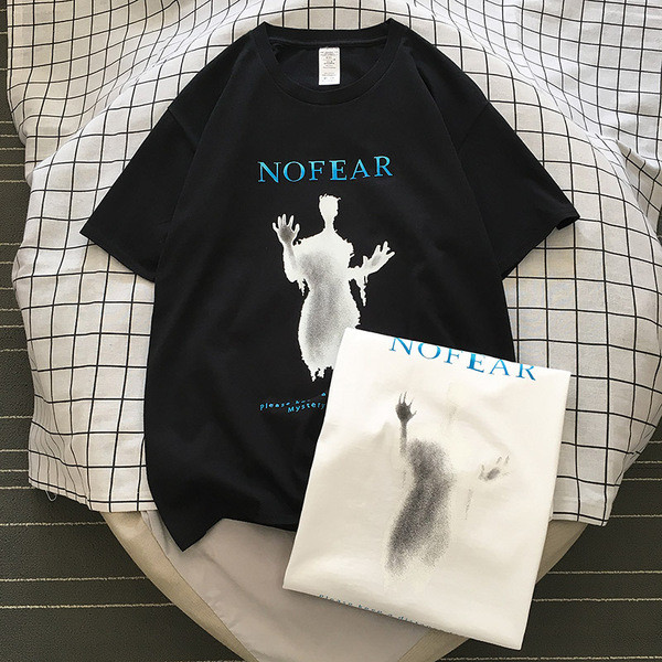 Proljetna muška majica s ovalnim izrezom, kratkim rukavima i aplikacijom