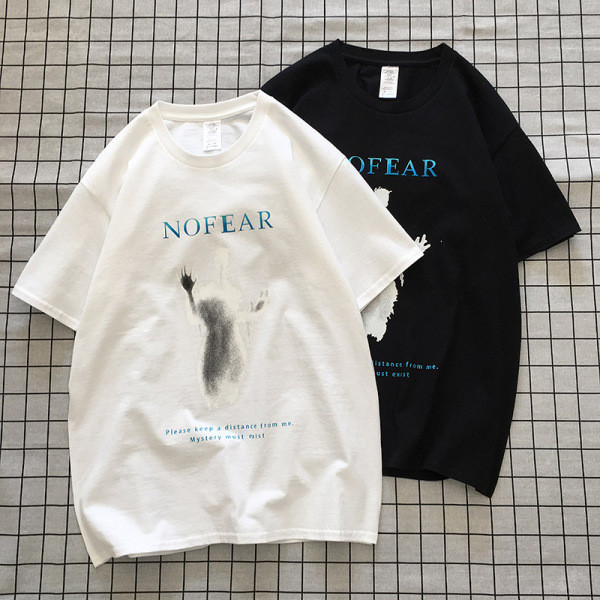 Proljetna muška majica s ovalnim izrezom, kratkim rukavima i aplikacijom