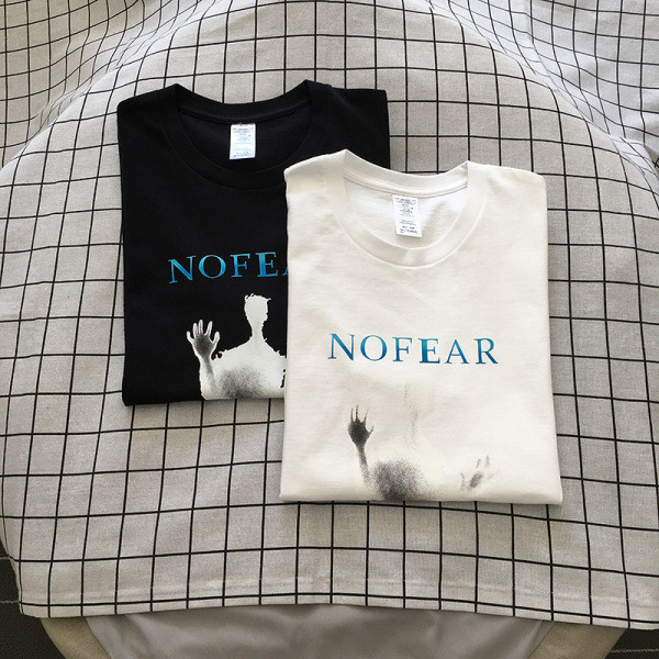 Proljetna muška majica s ovalnim izrezom, kratkim rukavima i aplikacijom