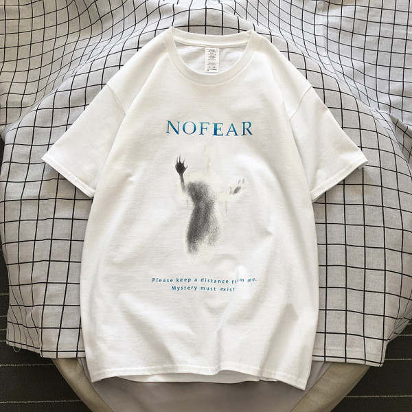 Proljetna muška majica s ovalnim izrezom, kratkim rukavima i aplikacijom