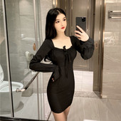 Stilīga sieviešu īsā kleita ar kvadrātveida kakla izgriezumu un garām platām piedurknēm